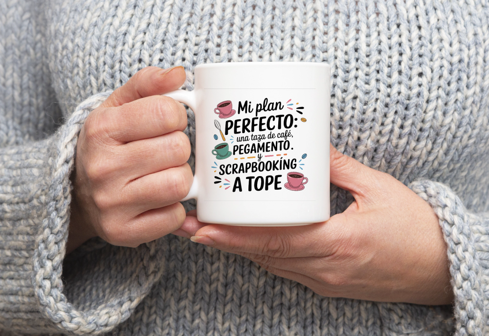 Persona sosteniendo taza con frase inspiradora
